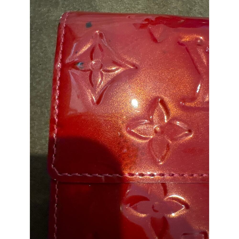 Louis Vuitton Monogram Vernis Sarah Wallet in Pomme D’Amour - Picture 4 of 10